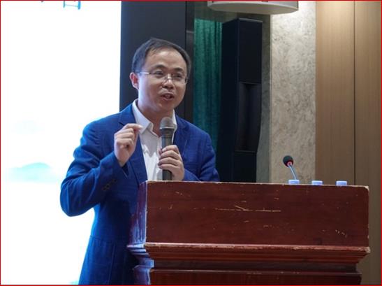 穿着西装笔挺的男子正在演讲AI 生成的内容可能不正确。